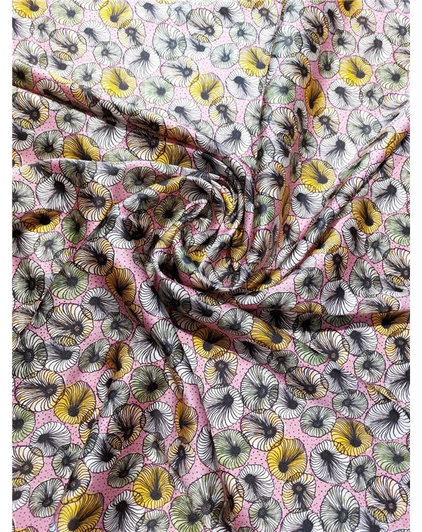 Satyna jedwabna z elastanem petunie kolorowe na różowym tle